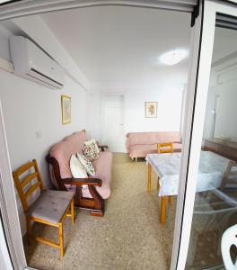 a living room with a couch and a chair at Vacansis Apartamento Cullera Mar in Cullera