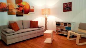 salon z kanapą i stołem w obiekcie Haus Nora by Globalimmoservice w mieście Bad Kleinkirchheim