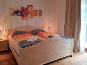 duże drewniane łóżko w pokoju z: w obiekcie Haus Nora by Globalimmoservice w mieście Bad Kleinkirchheim +9 zdjęć