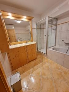 Ένα μπάνιο στο Haus Theresa by Globalimmoservice