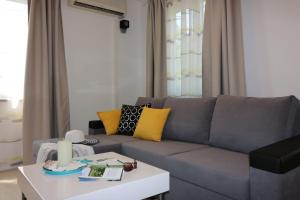 salon z kanapą i stołem w obiekcie Residence Lorena Bungalow Lavanda 1 w Poreču