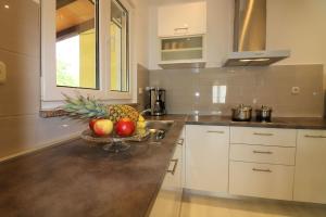 kuchnia z miską owoców na ladzie w obiekcie Residence Lorena Bungalow Lavanda 1 w Poreču