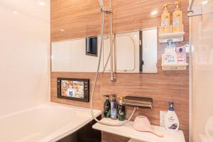 ein Badezimmer mit Badewanne und Waschbecken in der Unterkunft 駅4分新築92平米車庫付一戸建丸貸し和風寝室広いリビング上野秋葉原東京品川直通 in Tokio + 35 Fotos