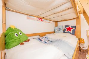 Ein Bett oder Betten in einem Zimmer der Unterkunft 駅4分新築92平米車庫付一戸建丸貸し和風寝室広いリビング上野秋葉原東京品川直通