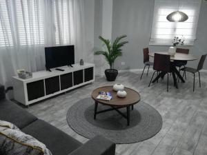 Televízia a/alebo spoločenská miestnosť v ubytovaní Apartamento AQUAVIVA - El Médano