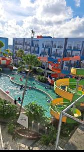 a water park with a bunch of water slides at Apartment Pentapolis in Stalkudo