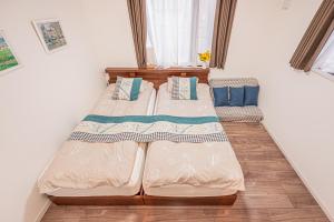 Ein Bett oder Betten in einem Zimmer der Unterkunft 駅4分新築92平米車庫付一戸建丸貸し和風寝室広いリビング上野秋葉原東京品川直通