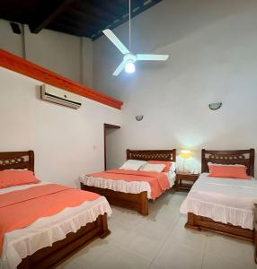 モンポスにあるHotel Casa De Españaのベッド2台と天井ファン付きの寝室 +5枚の写真