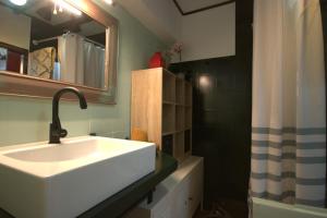 Un baño con un lavabo blanco y un espejo. en Livingtarifa Warhol, en Tarifa 11 fotos más