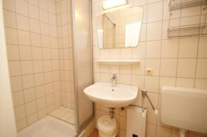 ein kleines Badezimmer mit Waschbecken und Toilette in der Unterkunft "Haus Stefanie" Bungalow -2- in Dahme
