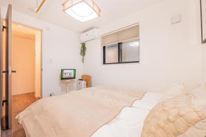 Ein Bett oder Betten in einem Zimmer der Unterkunft 駅4分新築92平米車庫付一戸建丸貸し和風寝室広いリビング上野秋葉原東京品川直通