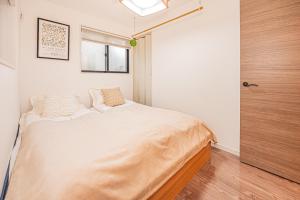 Ein Bett oder Betten in einem Zimmer der Unterkunft 駅4分新築92平米車庫付一戸建丸貸し和風寝室広いリビング上野秋葉原東京品川直通