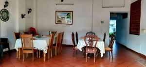 a dining room with a table and chairs at Hotel Casa De España in Mompos