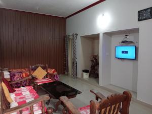 TV a/nebo společenská místnost v ubytování Coorg seetha villa