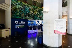 una hall con parete decorata con un murale di palme di Flat Maravilhoso Copacabana (BestHostRio) a Rio de Janeiro