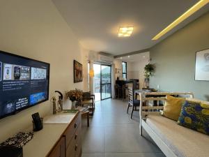 un soggiorno con un divano e un tavolo di Flat Maravilhoso Copacabana (BestHostRio) a Rio de Janeiro
