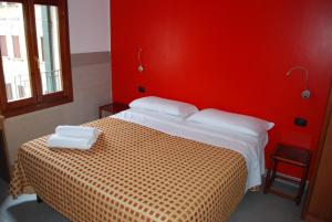 Postel nebo postele na pokoji v ubytování Hotel San Geremia