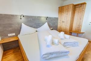 sypialnia z łóżkiem i ręcznikami w obiekcie Happy Aich 1 by Alpenidyll Apartments w mieście Aich