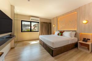 Rúm í herbergi á Moose EASY Hotel