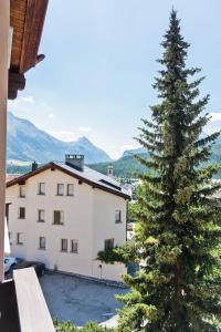 Vista generica sulle montagne o vista sulle montagne dall'interno dell'appartamento