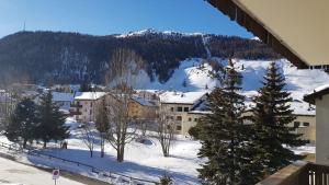 Vista generica sulle montagne o vista sulle montagne dall'interno dell'appartamento