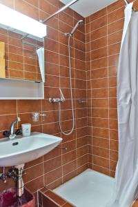 un bagno con doccia e lavandino di Chesa Dal Gial - Celerina a Celerina