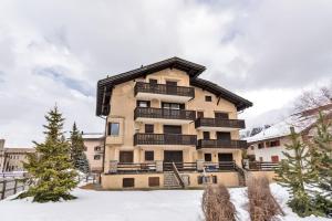 un condominio con neve sul terreno di Chesa Dal Gial - Celerina a Celerina