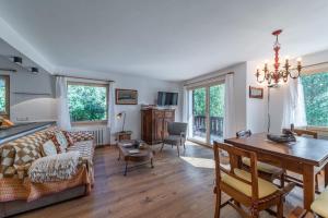 una sala de estar con un sofá y una mesa en Chesa Alta - Celerina, en Celerina