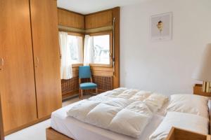 Postel nebo postele na pokoji v ubytování Chesa Sarvit - Celerina