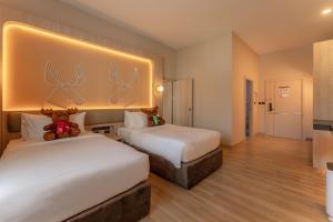 Rúm í herbergi á Moose EASY Hotel