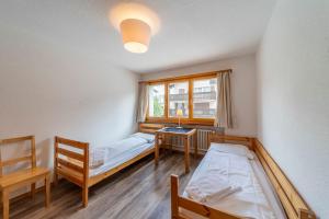 Postel nebo postele na pokoji v ubytování Chesa La Giunfra - Celerina