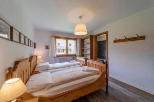 Postel nebo postele na pokoji v ubytování Chesa La Giunfra - Celerina