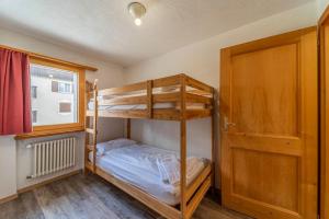 Postel nebo postele na pokoji v ubytování Chesa La Giunfra - Celerina