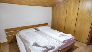 Postel nebo postele na pokoji v ubytování Chesa Sarvit - Celerina