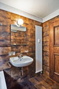 切勒里纳Chesa Chavriol 2 - Celerina的浴室里有洗手池和镜子 更多27张照片