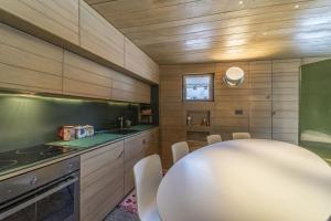 Η κουζίνα ή μικρή κουζίνα στο Chesa Allegra - Celerina