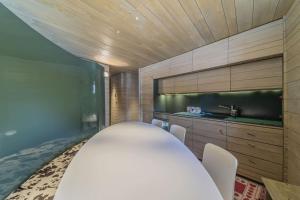 Η κουζίνα ή μικρή κουζίνα στο Chesa Allegra - Celerina +14 φωτογραφίες