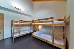 Postel nebo postele na pokoji v ubytování Engadina Chesa Gluna - Madulain