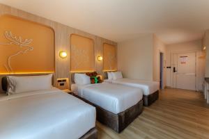 Rúm í herbergi á Moose EASY Hotel