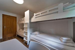 Postel nebo postele na pokoji v ubytování Chesa Silvretta - Celerina