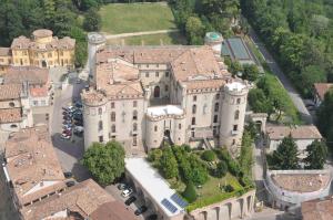 Ett flygfoto av Hotel Langhe & Monferrato