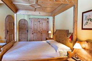 Postel nebo postele na pokoji v ubytování Chesa Romana - Silvaplana