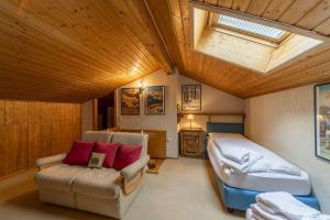 Postel nebo postele na pokoji v ubytování Chesa Panorama - Celerina