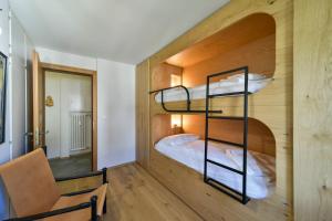 Postel nebo postele na pokoji v ubytování Chesa Al Munt - Celerina