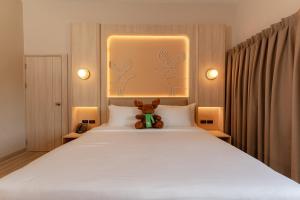 Rúm í herbergi á Moose EASY Hotel