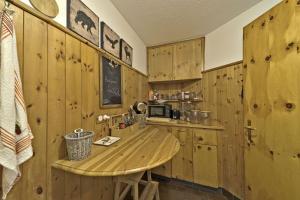 Kuchyň nebo kuchyňský kout v ubytování Chesa Centrum - Celerina