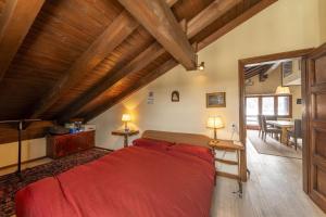 Postel nebo postele na pokoji v ubytování Chesa Ste Attic - Celerina