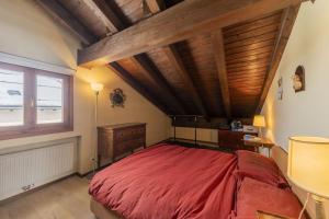 Postel nebo postele na pokoji v ubytování Chesa Ste Attic - Celerina
