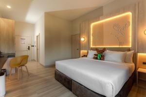 Rúm í herbergi á Moose EASY Hotel