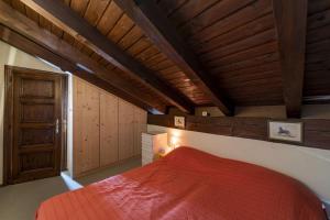 Postel nebo postele na pokoji v ubytování Chesa Ste Attic - Celerina